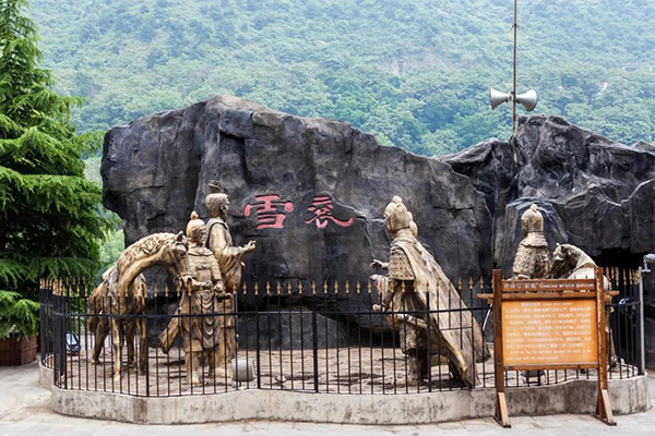 Reconstructed sections of the ancient Baoxie plank-road tradition