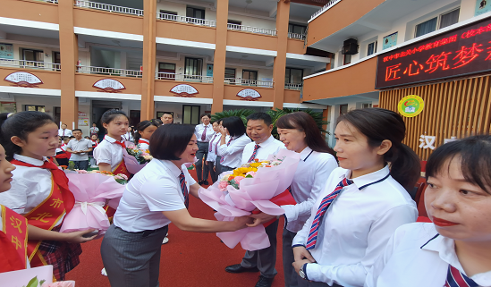 汉中市北关小学教育集团校本部举行开学典礼暨教师节表彰大会